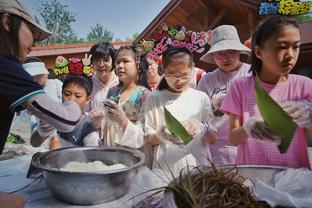 大光头好认？国际足联主席因凡蒂诺观战湖勇大战 脸上笑容满满